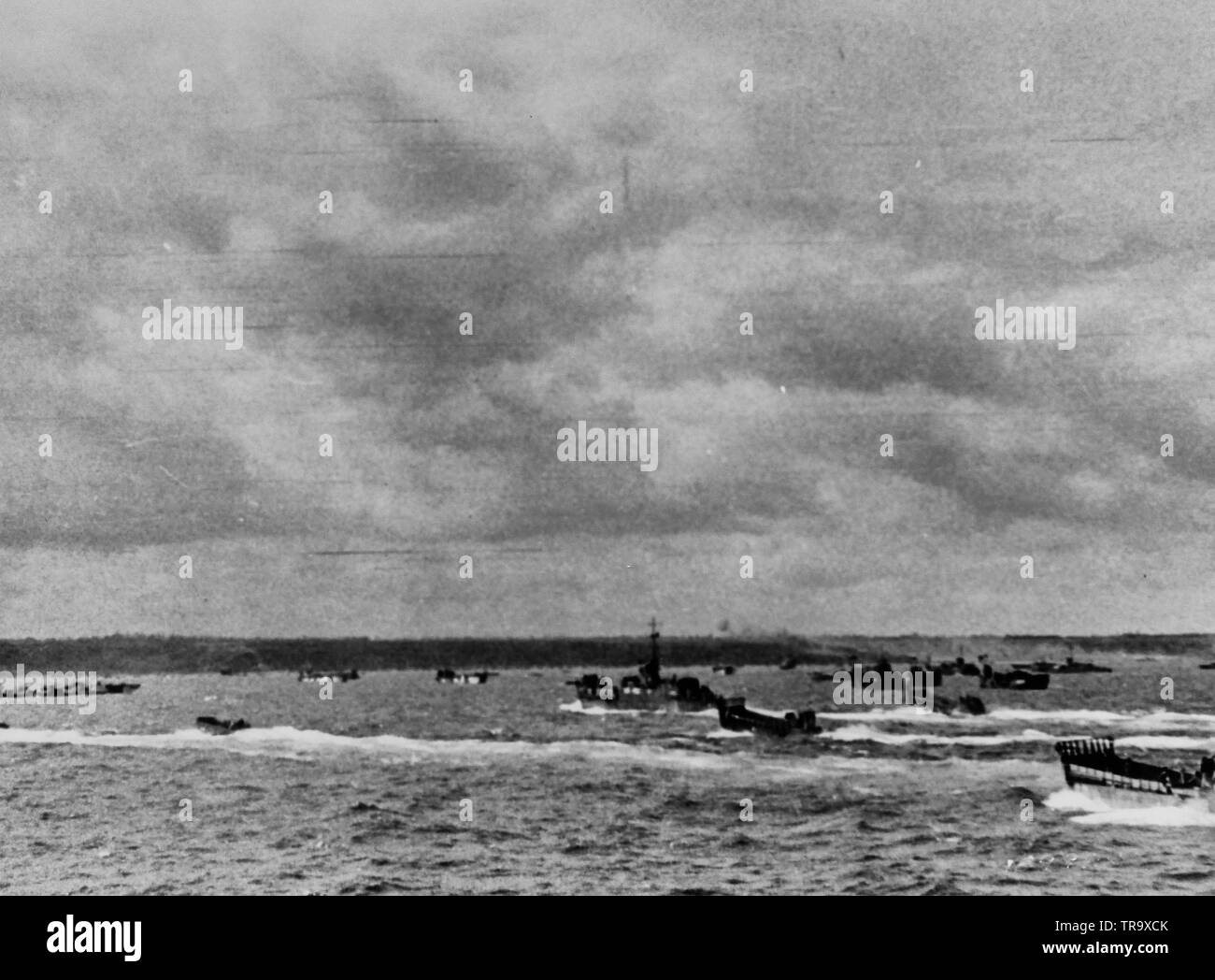 Landing Craft di tutte le dimensioni di approccio Omaha Beach riempito di assalto delle truppe comprendente la prima ondata di mettere piede suolo francese. La Normandia. Giugno 6, 1944. Foto Stock