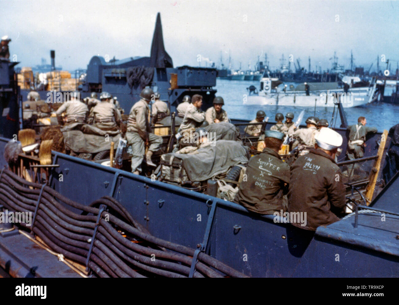 Vista di un LCT con truppe americane e le attrezzature caricate a bordo in attesa del segnale per l'assalto contro il continente. Giugno, 1944 Foto Stock