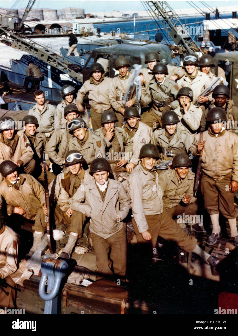 Queste truppe americane hanno caricato le loro apparecchiature su un LCT e sono in attesa di ricevere il segnale per l'assalto contro il continente. Giugno, 1944 Foto Stock