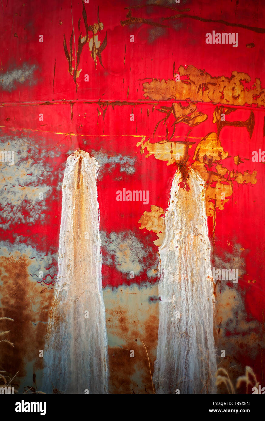 Rosso profondo PATINA DEL SERBATOIO ACQUA con disegni astratti e ruggine forme spiovente Foto Stock