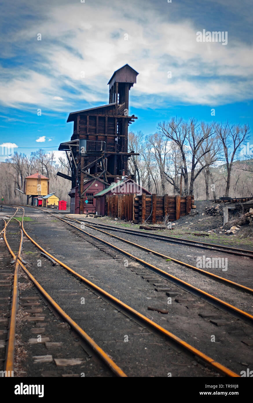 CUMBRES TOLTEC FERROVIA IN CHAMA Nuovo Messico con il treno le vie che conducono al carbone sparare e Water Tower Foto Stock