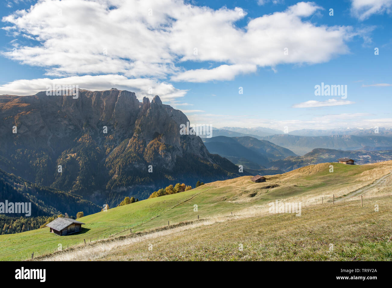 Una splendida vista in elevazione del cottage in legno ad alta sulla cima delle Dolomiti nel Nord Italia in una limpida giornata di sole con il cielo blu e una visibilità eccellente. Foto Stock