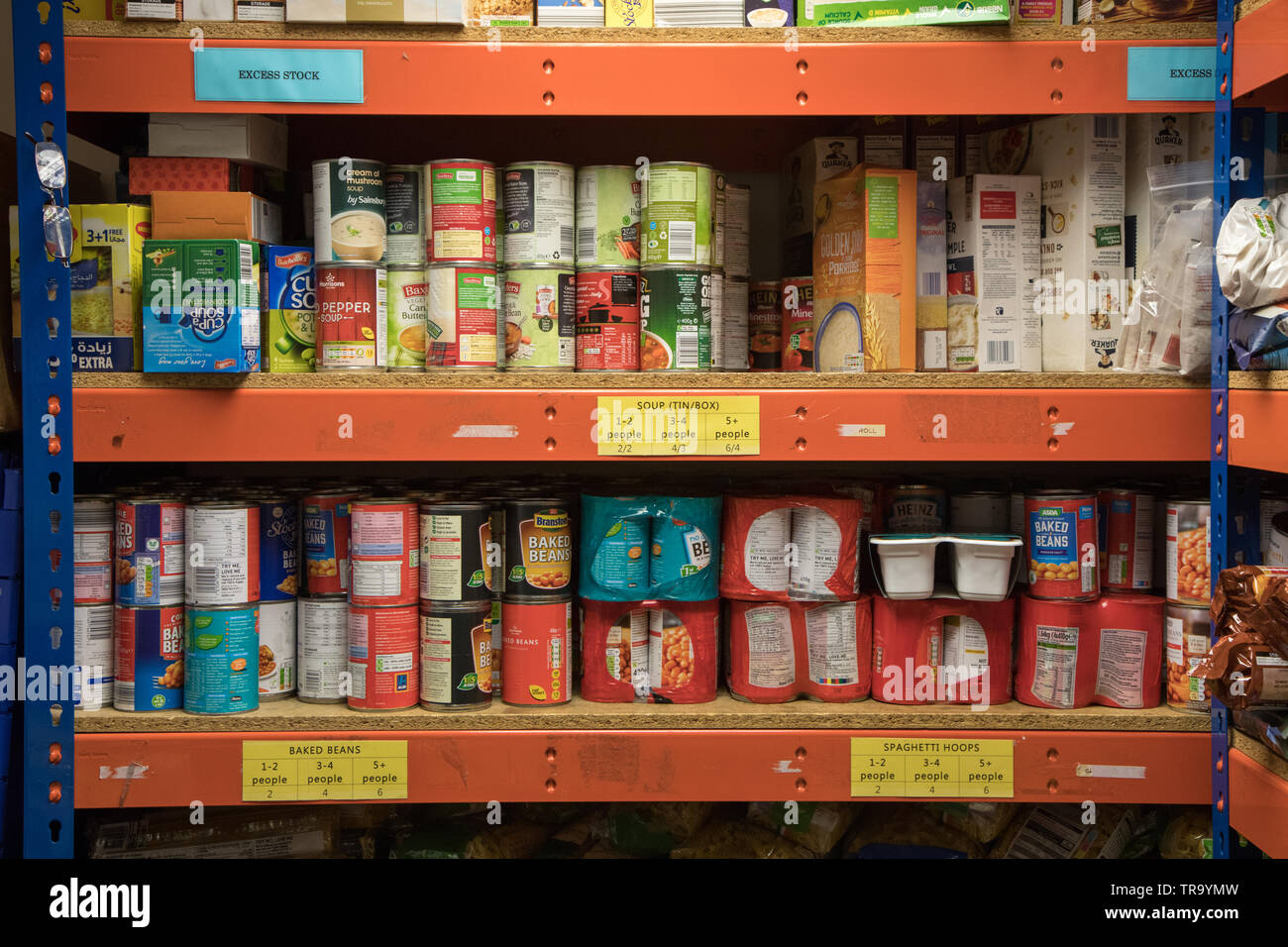 Scatole di cibo immagazzinato su ripiani in corrispondenza di un banco alimentare a Wembley, Greater London Foto Stock