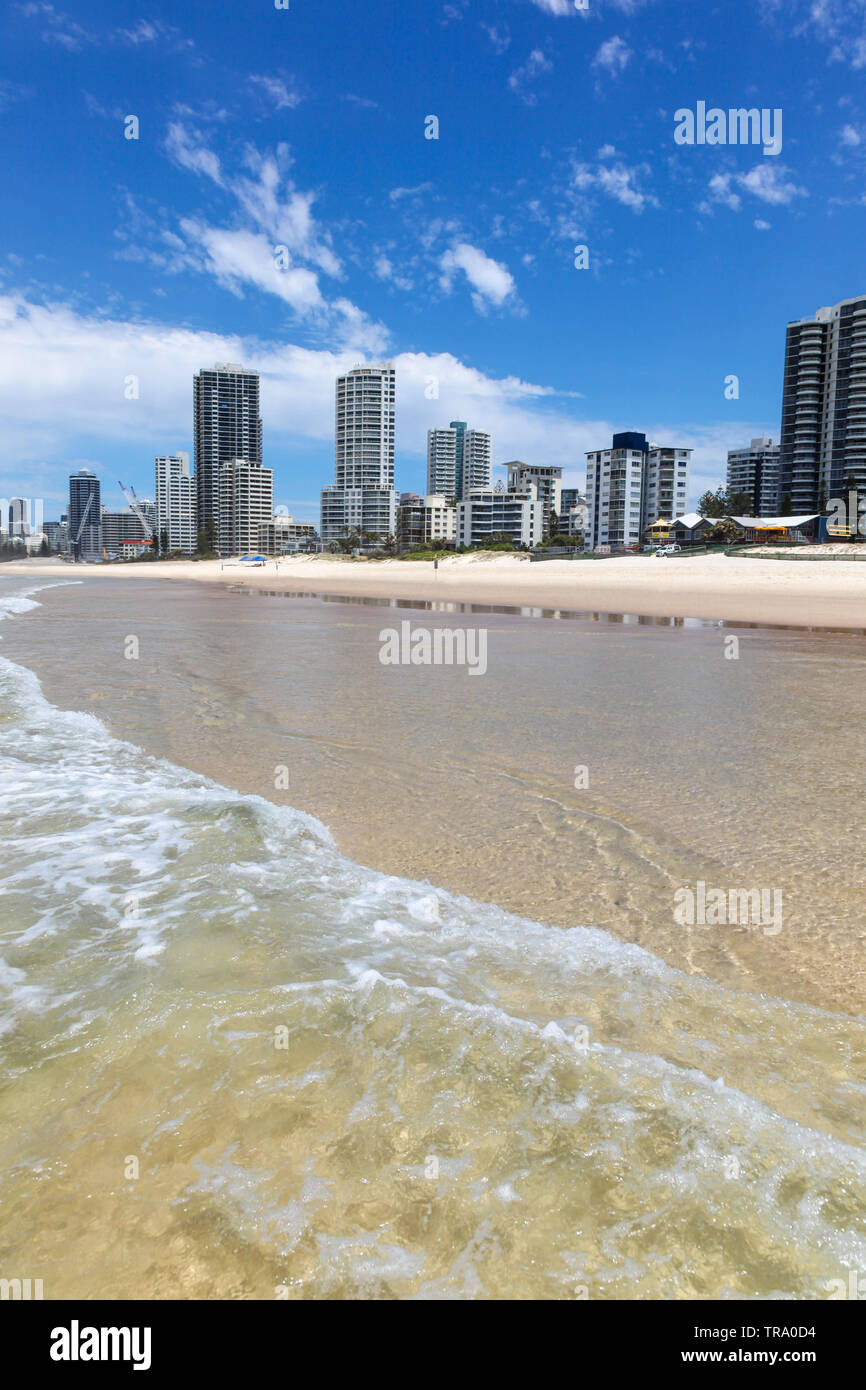 Surfers Paradise è una famosa stesa di sabbia sulla Gold Coast di Queensland in Australia. Questa spiaggia è estremamente popolare destinazione turistica in Souther Foto Stock