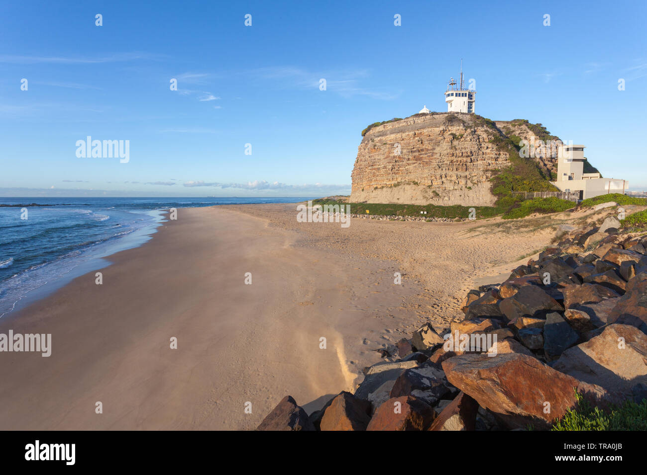 Nobbys Faro è uno dei più famosi luoghi di interesse di Newcastle - Australia la seconda città più antica. Foto Stock