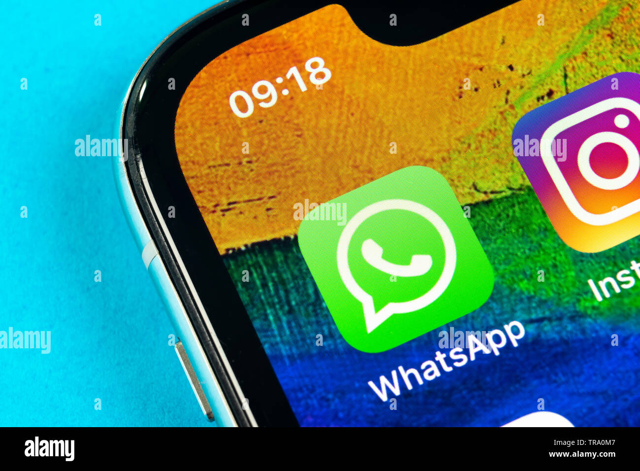 A Helsinki, Finlandia, 4 Maggio 2019: Whatsapp messenger icona applicazione su Apple iPhone X lo schermo dello smartphone di close-up. Whatsapp messenger icona app. Social Foto Stock