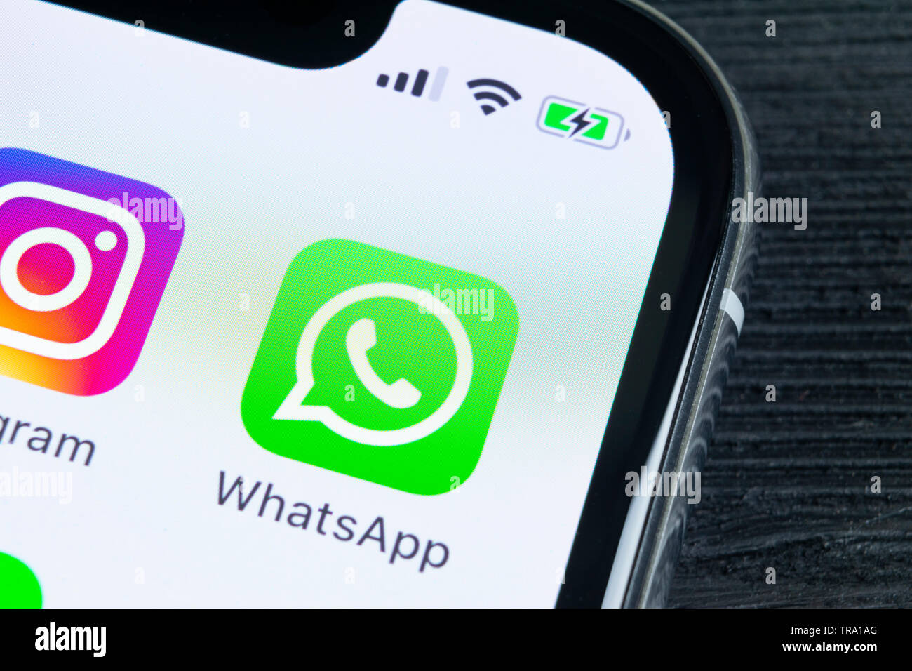 Sankt-Petersburg, Russia, 27 Aprile 2018: Whatsapp messenger icona applicazione su Apple iPhone X lo schermo dello smartphone di close-up. Whatsapp messenger app ico Foto Stock