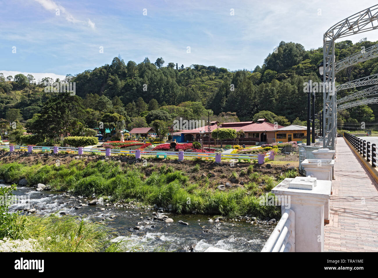 Sulla riva del torrente caldera in boqete è la sede del fiore e caffè fair panama Foto Stock