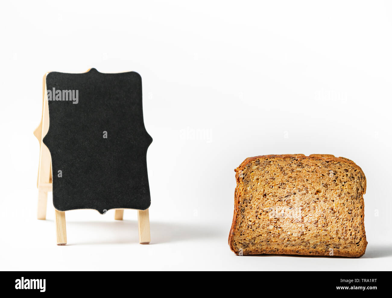 Proteina di fitness pane e vuoto chalk board su sfondo bianco. Un sano stile di vita della dieta concetto. Copia dello spazio. Foto Stock