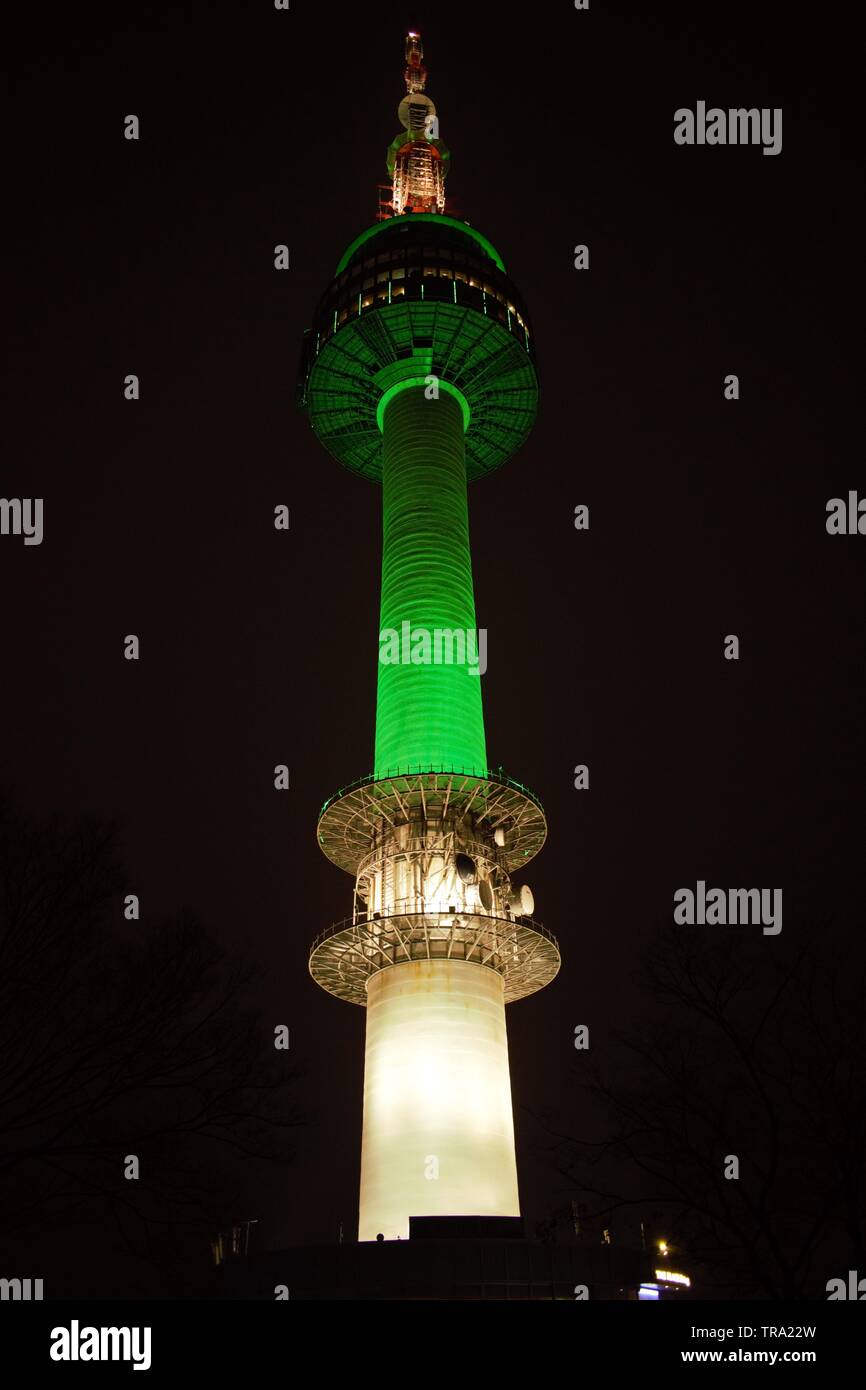Torre di Seoul di notte, Seoul, Corea Foto Stock
