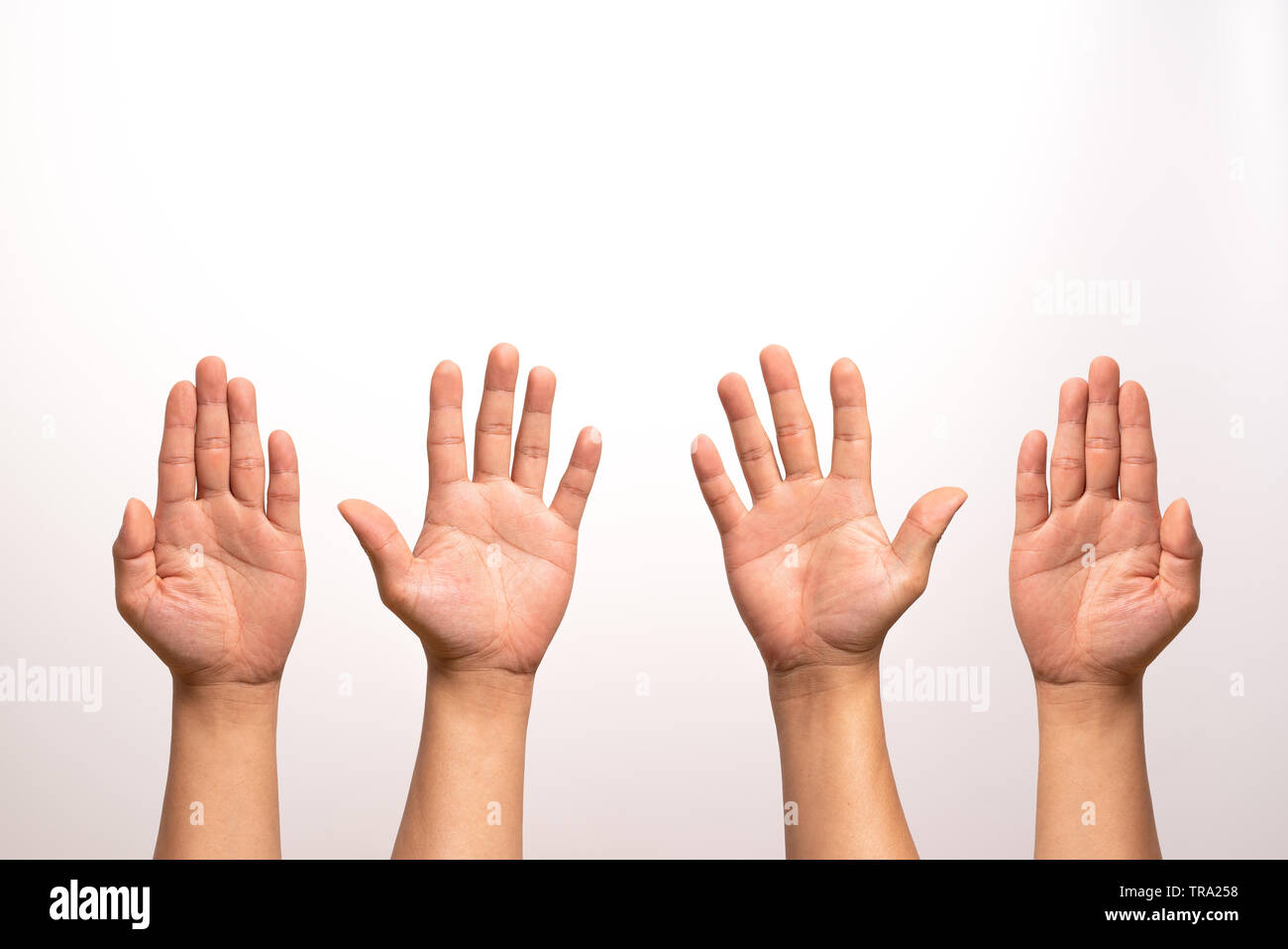 Sollevare la mano sinistra e mano destra sollevare isolare su sfondi bianchi in quattro azioni. Foto Stock