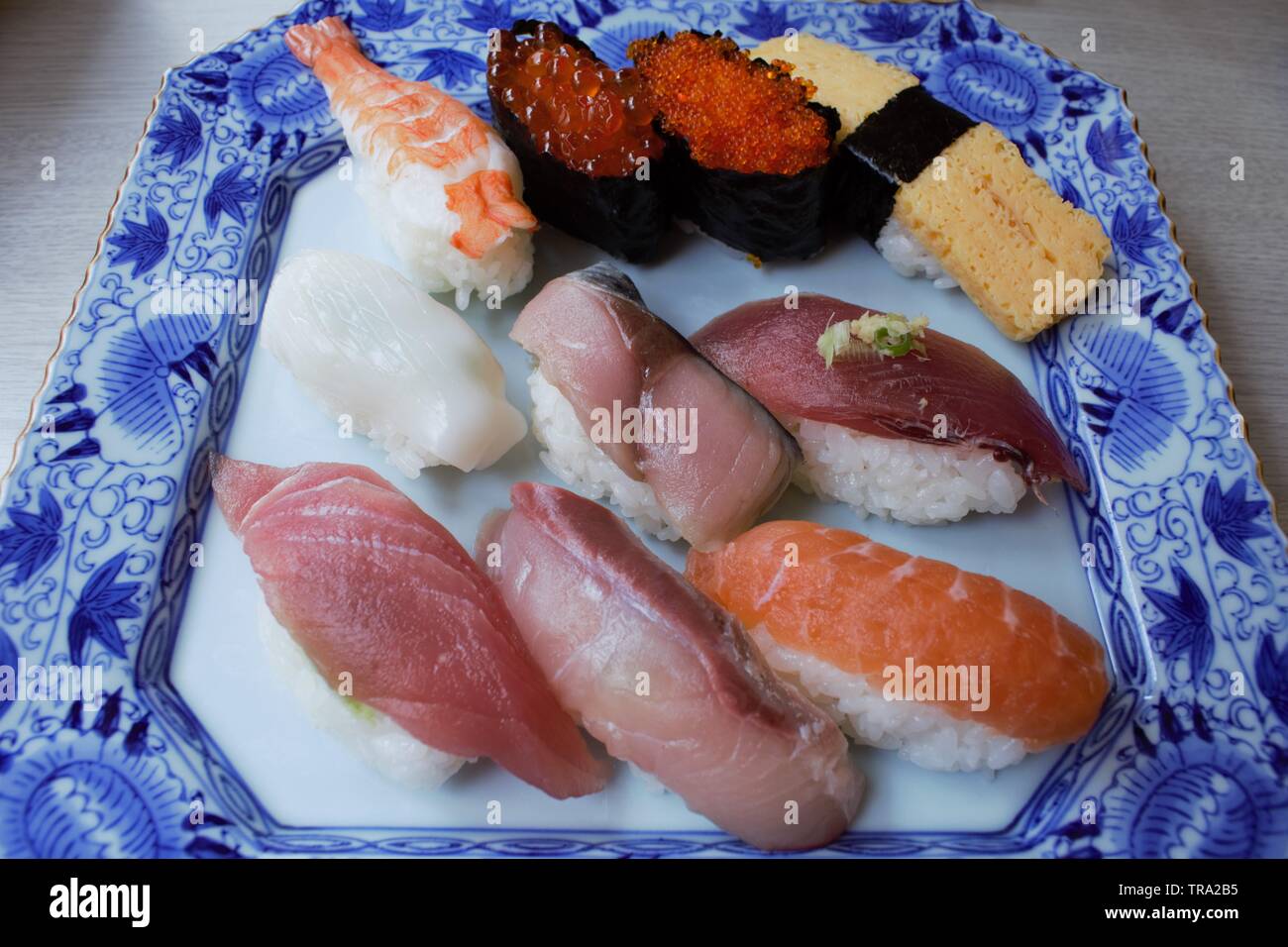 Sushi sul piatto al mercato del pesce di Tsukiji nel centro di Tokyo, Giappone Foto Stock