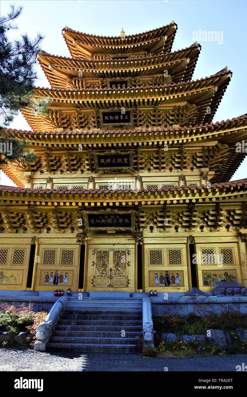 Pagoda d'oro del movimento religioso Jeung San do a Cheongju, Corea Foto Stock