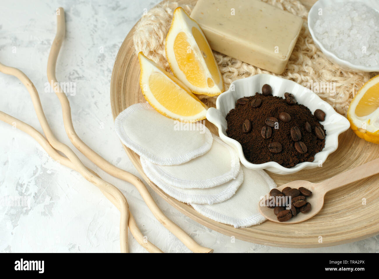 In casa caffè scrub per il corpo e per il viso - vari ingredienti per rendere scrub. spa, cosmetici, bodycare, terapia relax Foto Stock