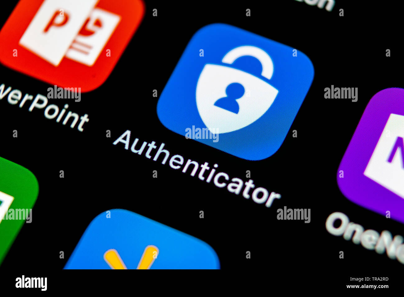 Sankt-Petersburg, Russia, 10 Maggio 2018: Microsoft autenticatore icona applicazione su Apple iPhone X lo schermo dello smartphone di close-up. Microsoft autenticatore Foto Stock