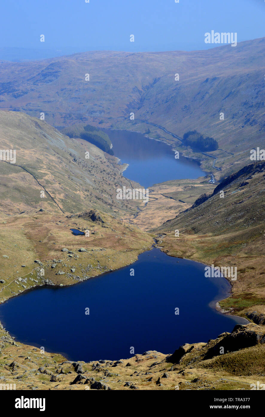 Piccolo acqua & Scafell serbatoio dal vicino alla vetta del Wainwright Mardale Ill campana nel Parco Nazionale del Distretto dei Laghi, Cumbria, Inghilterra, Regno Unito. Foto Stock