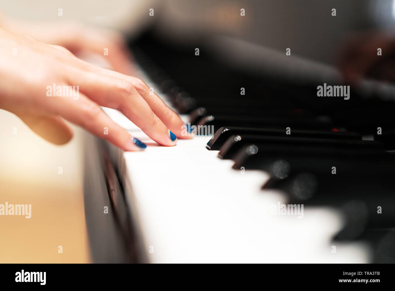 Donne mano sul pianoforte classico tastiera closeup, strumenti musicali di concetto Foto Stock
