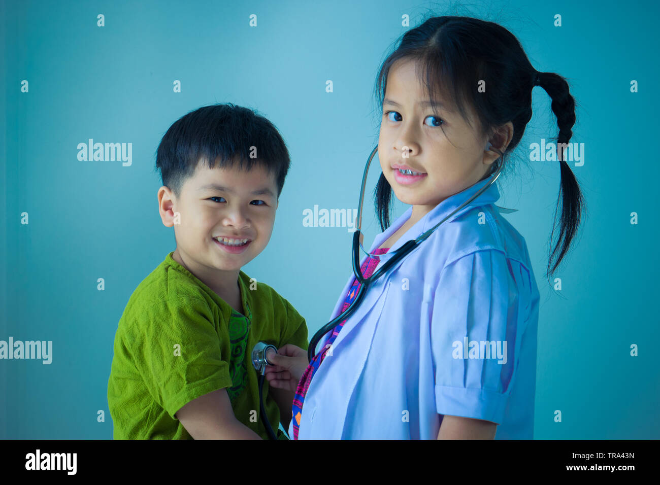 Carino asiatico i bambini giocando come il medico e il paziente Foto Stock