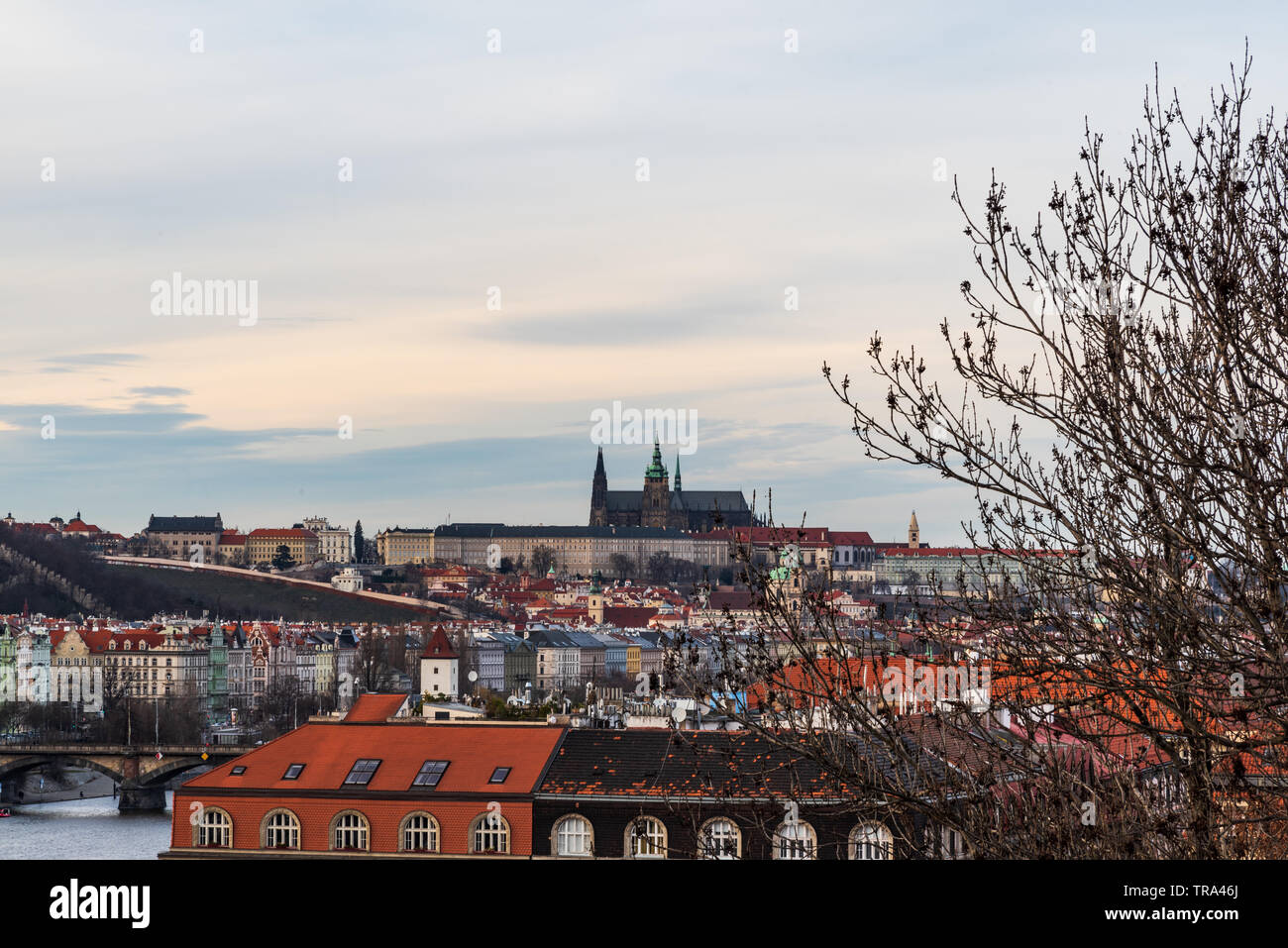 Praha panorama cittadino con Prazsky hrad castello di Vysehrad nella Repubblica Ceca durante la prima serata primaverile con cielo blu e nuvole Foto Stock