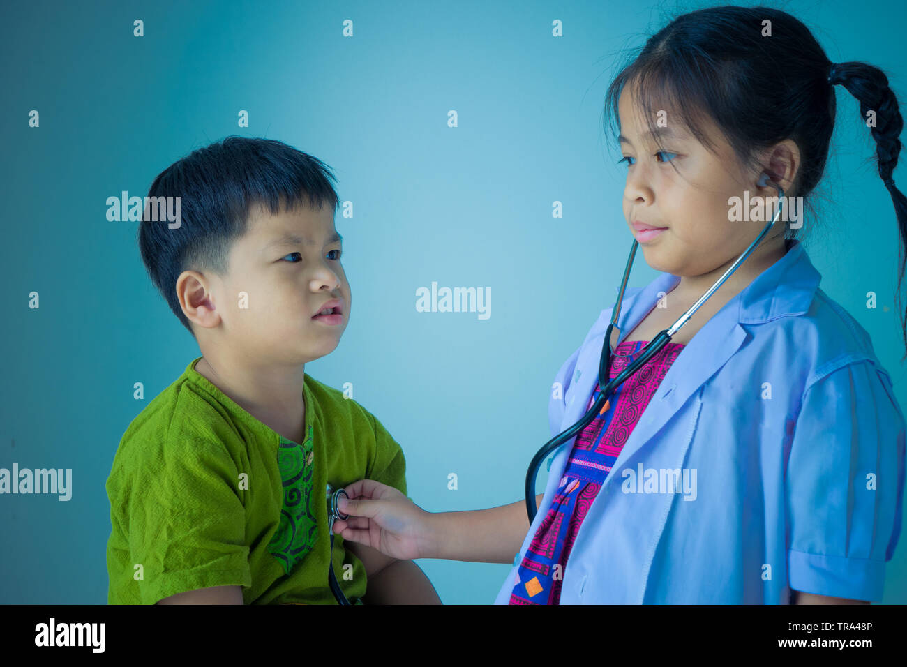 Carino asiatico i bambini giocando come il medico e il paziente Foto Stock
