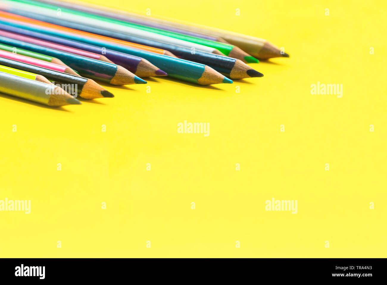 Il lavoro di squadra concetto. gruppo di matita colorata su sfondo giallo Foto Stock