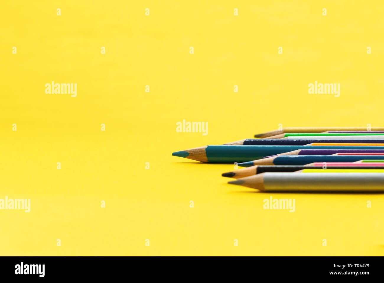 Leadership il concetto di business. Colore blu matita altri colori su sfondo giallo Foto Stock