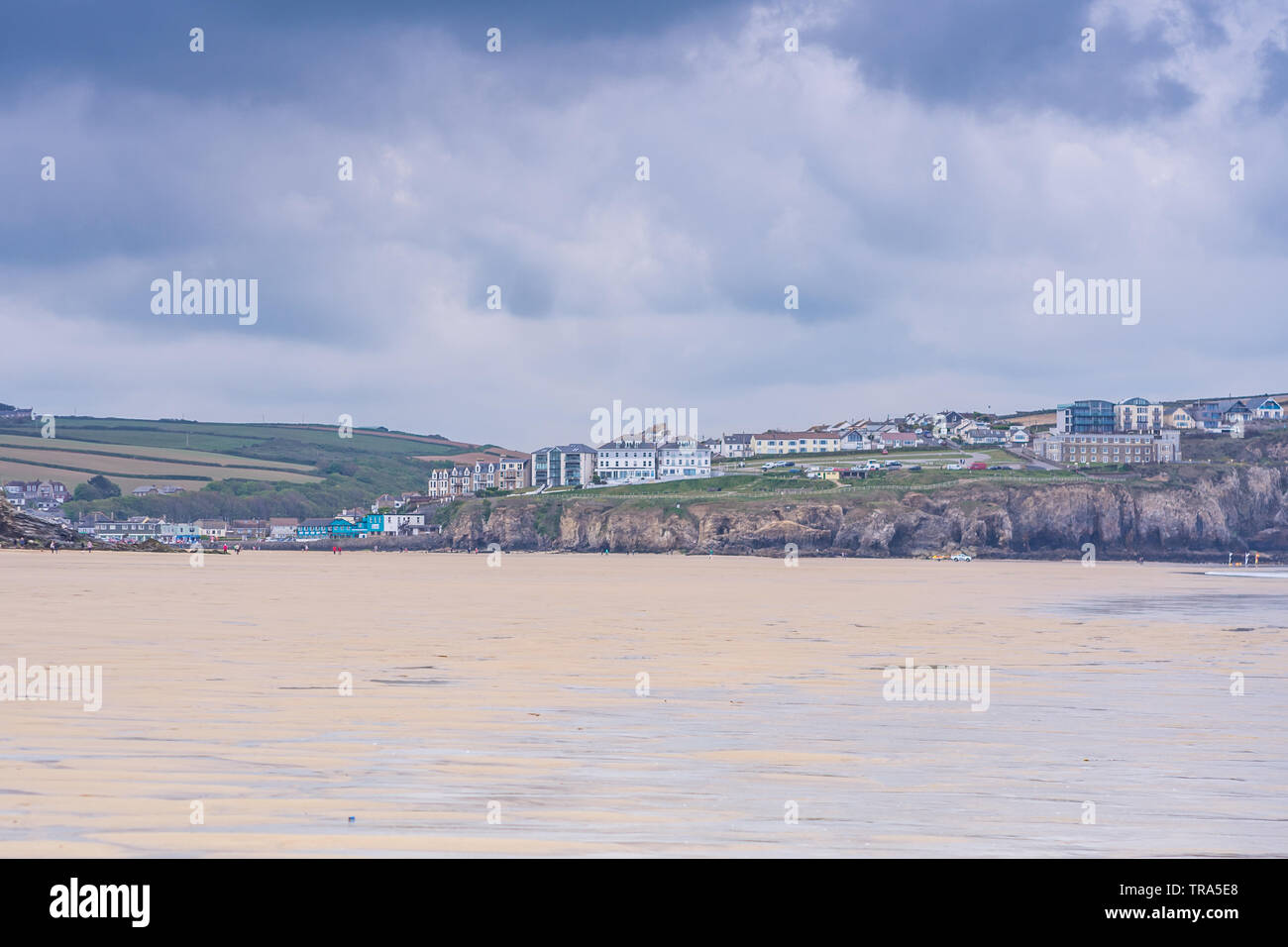 Vista su Pentire da Fistral Beach, Cornwall, Regno Unito Foto Stock