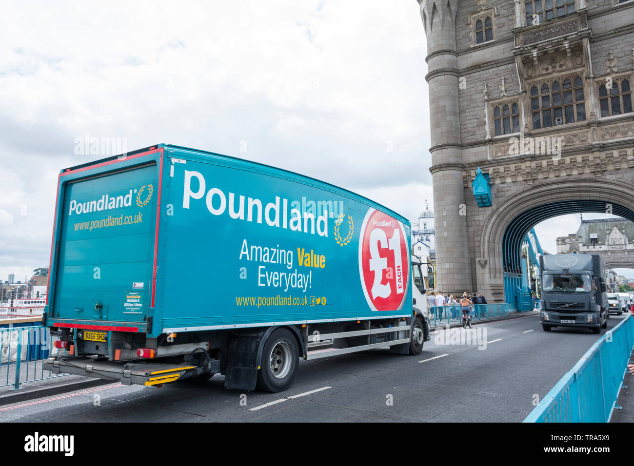 Un Poundland HGV camion su Tower Bridge, London, Regno Unito Foto Stock