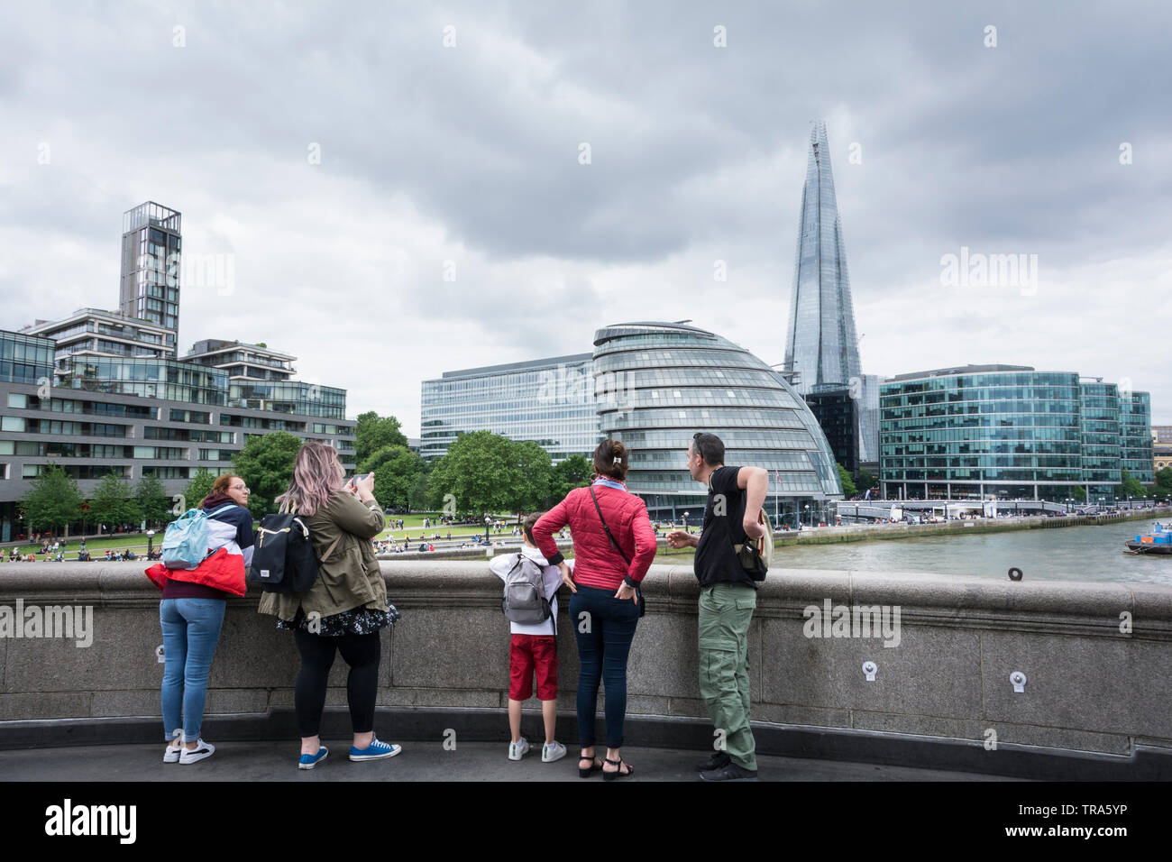 I turisti sul ponte della torre per godersi la vista di Norman Foster's London City Hall sulle rive del fiume Thames, London, Regno Unito Foto Stock