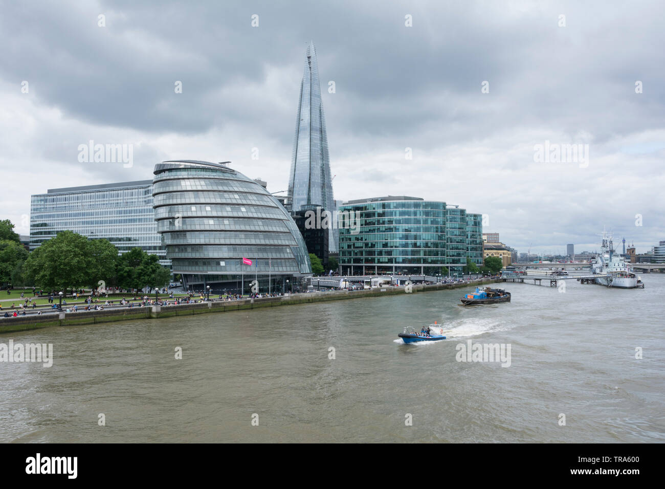 Norman Foster's London City Hall sulle rive del fiume Thames, London, Regno Unito Foto Stock