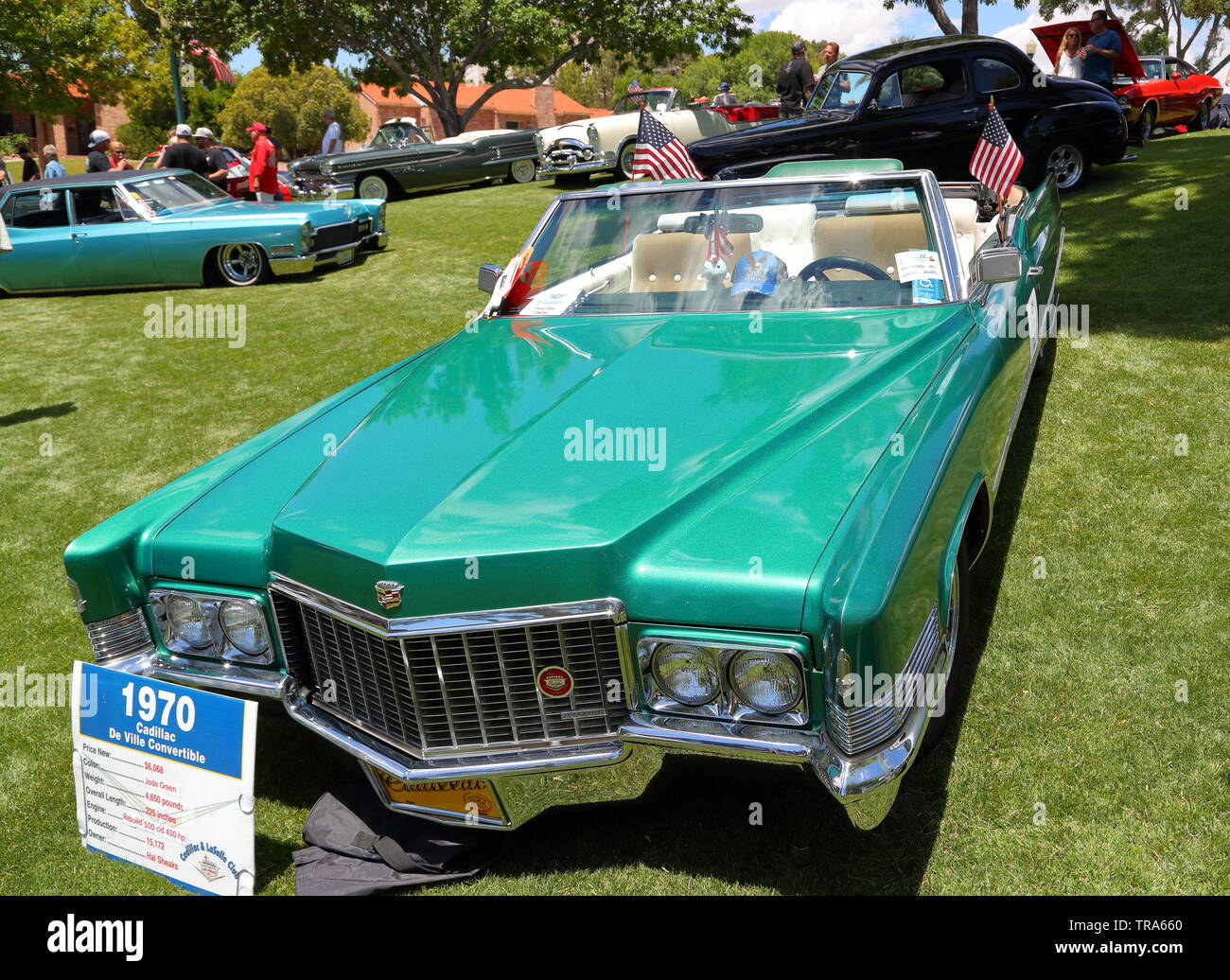 Un verde 1970 Cadillac De Ville convertibile tra veicoli vintage e Hot Rods in un giorno memoriale della manifestazione a Boulder City, Nevada, STATI UNITI D'AMERICA Foto Stock