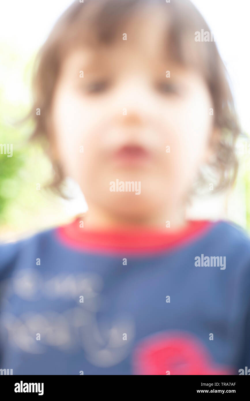 Sfocata ritratto astratto del bambino per background - sfocatura di immagine astratta di ragazzo ragazza per sfondo - Verticale ritratto sfocata abstract Foto Stock