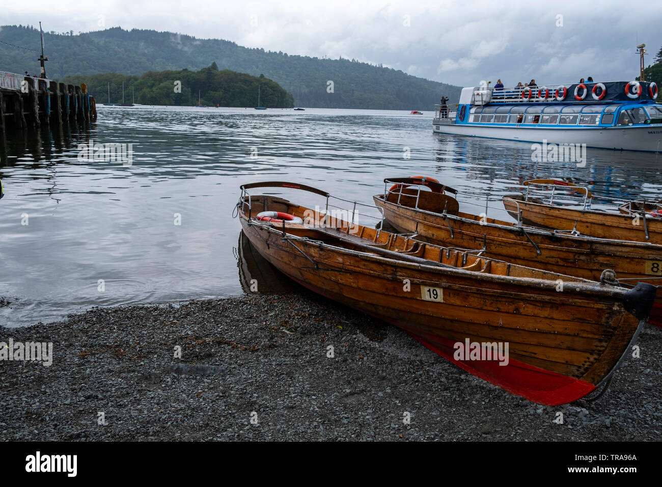 Barche a remi Bowness on Windermere Foto Stock