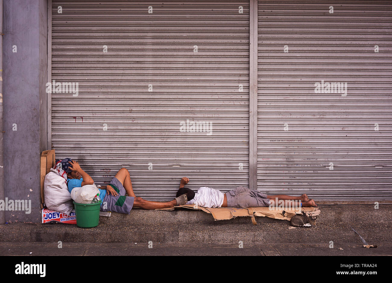 Manila, Filippine - dicembre 21,2015: senzatetto popolo filippino dormono per strada Foto Stock