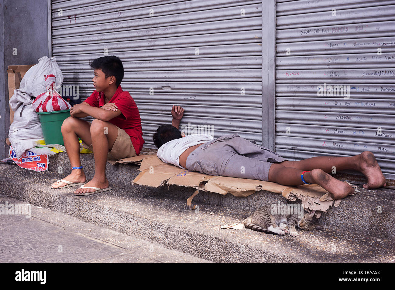 Manila, Filippine - 21 dicembre 2016: senzatetto ragazzi filippini sulle strade Foto Stock