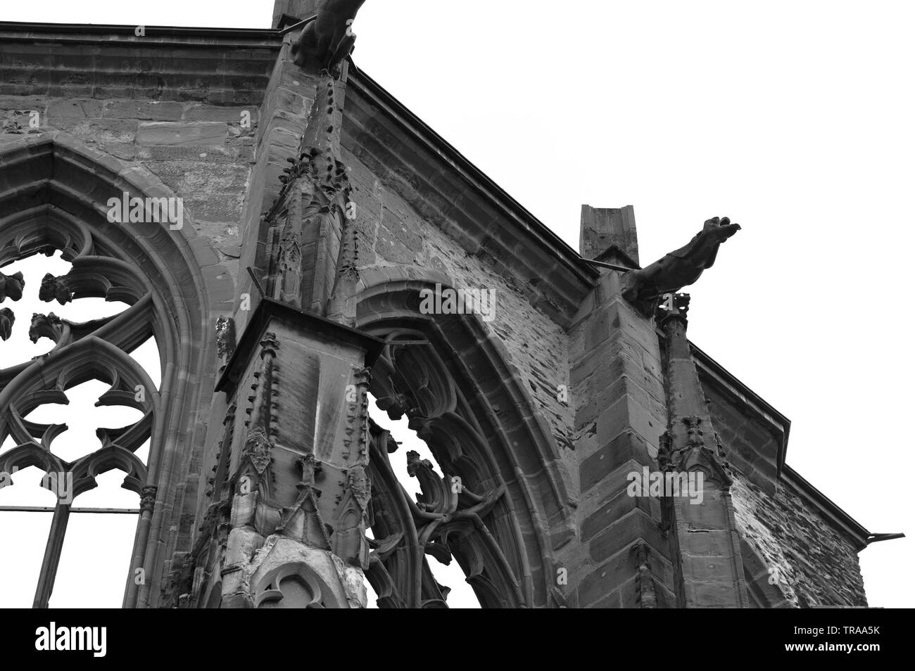 Le rovine di una cappella gotica con arco a sesto acuto e mascheroni (Bacharach, Germania, Europa) Foto Stock