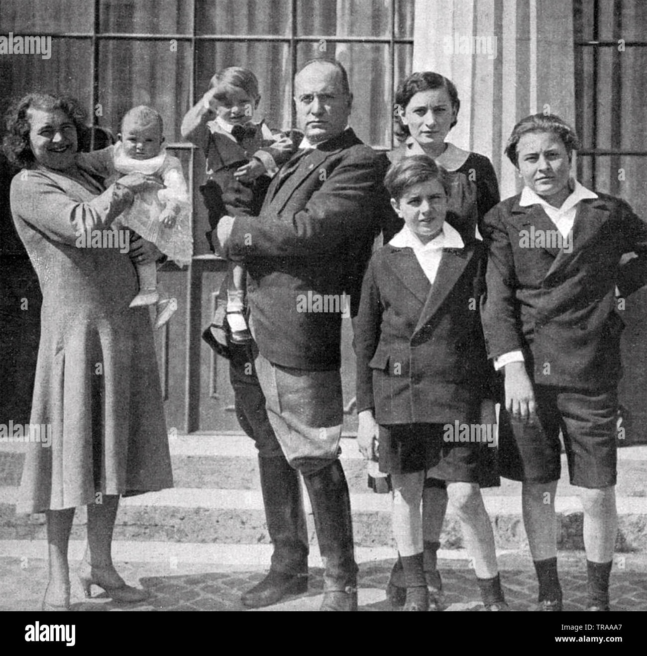 BENITO MUSSOLINI (1883-1945) dittatore italiano con sua moglie Rachele a destra e la loro famiglia Foto Stock
