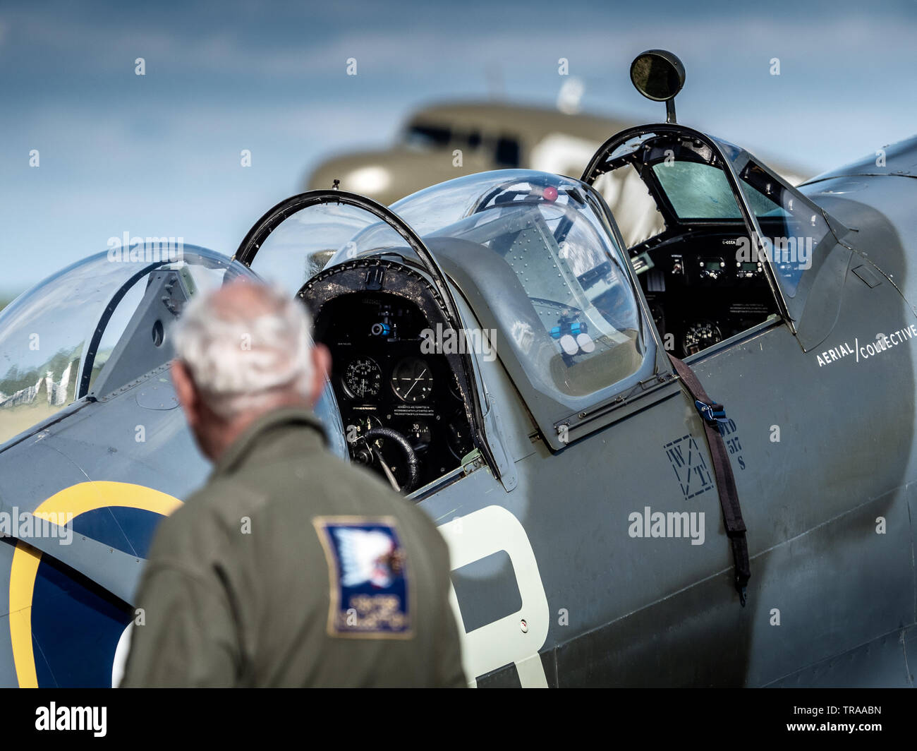 Aeromobili e preparare gli equipaggi per il D-Day il 75 anniversario fyling visualizza all'Imperial War Museum Duxford vicino a Cambridge Regno Unito. Il velivolo è uno Spitfire T.IX PV202 Foto Stock