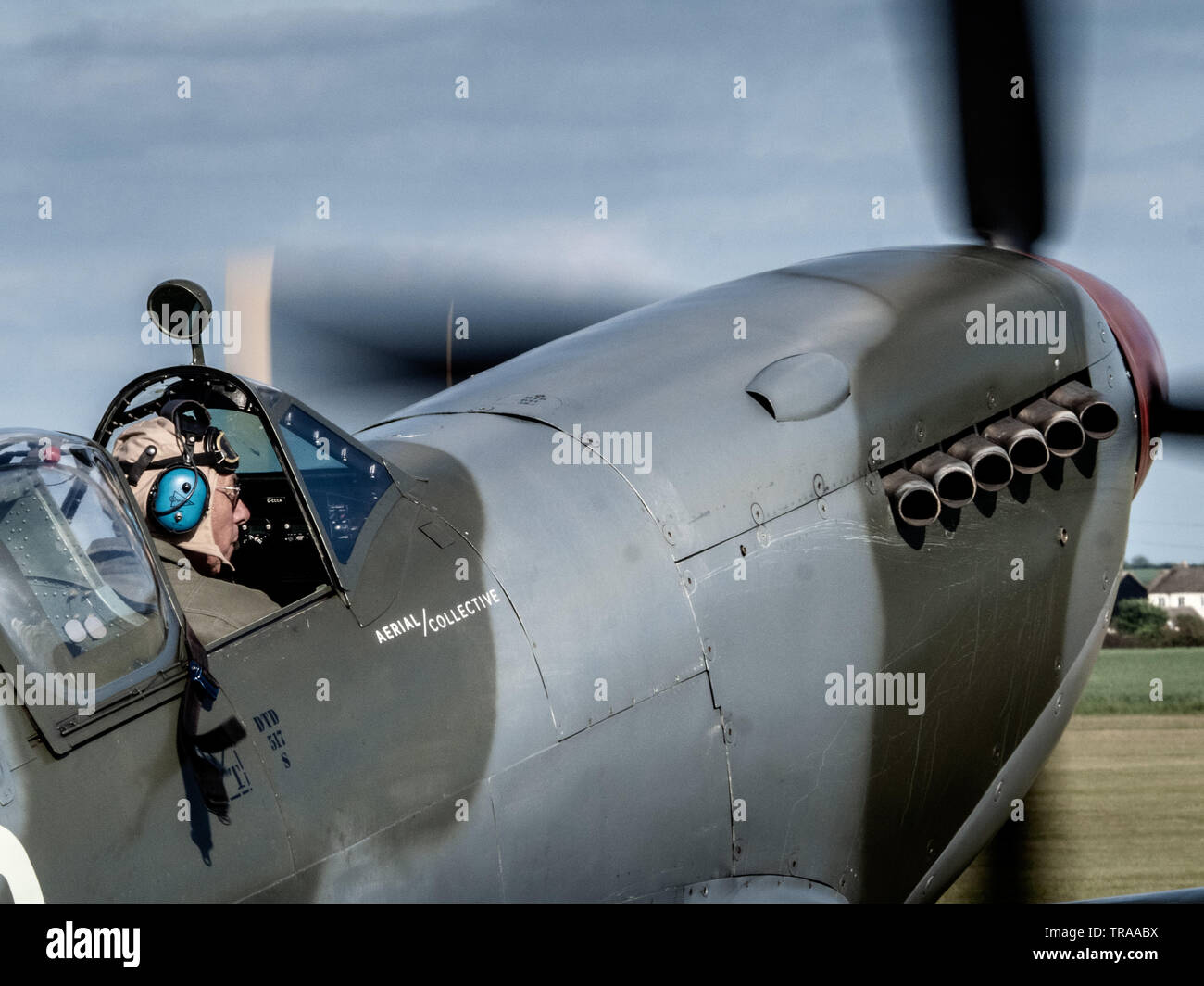Aeromobili e preparare gli equipaggi per il D-Day il 75 anniversario fyling visualizza all'Imperial War Museum Duxford vicino a Cambridge Regno Unito. Il velivolo è uno Spitfire T.IX PV202 Foto Stock