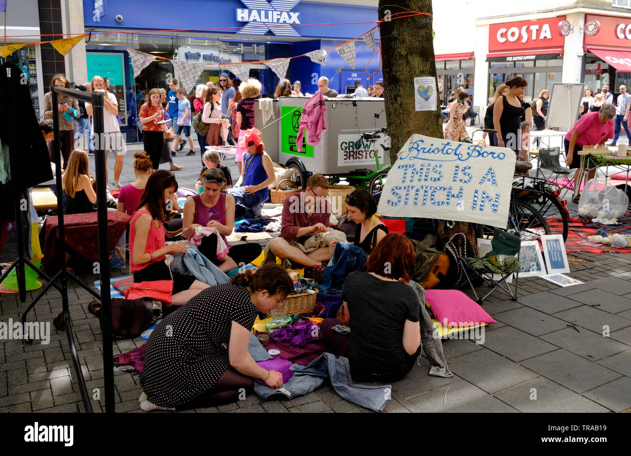 Shopping sostenibile demo. Gli attivisti dalla ribellione di estinzione sono disturbi la Bristol aree dello shopping di Broadmead e Cabot Circus per evidenziare l'impatto monouso fa moda sull'ambiente. I difensori sono per incoraggiare le persone a non acquistare nuovi vestiti per un anno. Credito: Signor Standfast/Alamy Live News Foto Stock