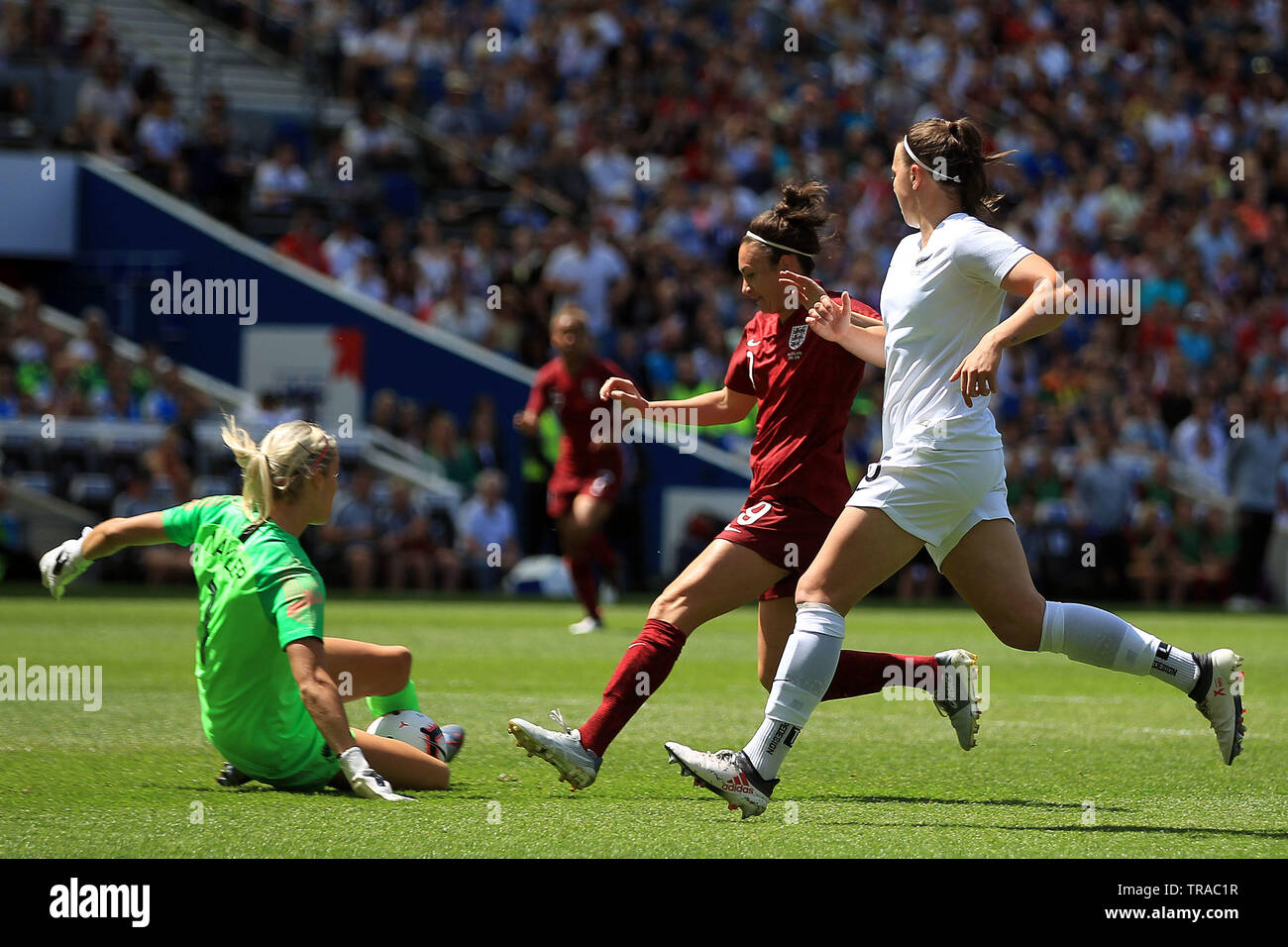 Brighton, Regno Unito. Dal 01 Giugno, 2019. Jodie Taylor di Inghilterra donne (M) ha un colpo a scopo salvati da Erin Nayler, il portiere della Nuova Zelanda (L). Inghilterra donne v Nuova Zelanda Donne, "la strada per la Francia " serie internazionale amichevole alla Amex Stadium di Brighton il Sabato 1 Giugno 2019. Questa immagine può essere utilizzata solo per scopi editoriali. Solo uso editoriale, è richiesta una licenza per uso commerciale. Nessun uso in scommesse, giochi o un singolo giocatore/club/league pubblicazioni. pic da Steffan Bowen/Andrew Orchard fotografia sportiva/Alamy Live news Credito: Andrew Orchard fotografia sportiva/Alamy Live News Foto Stock