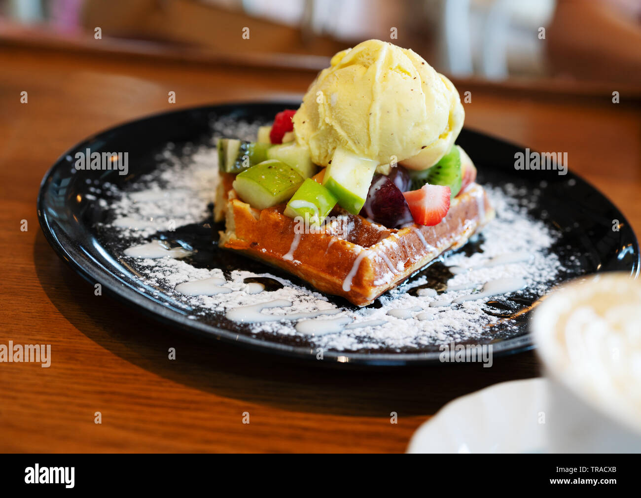 Gelato alla vaniglia con frutti di bosco, fragole, mirtilli, lamponi, Apple su una torta di mele con zucchero a velo. In estate il concetto di cibo Foto Stock