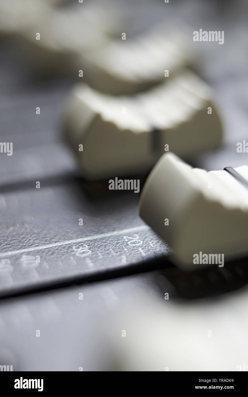 Close up di una console di mixaggio in una registrazione audio studio Foto Stock