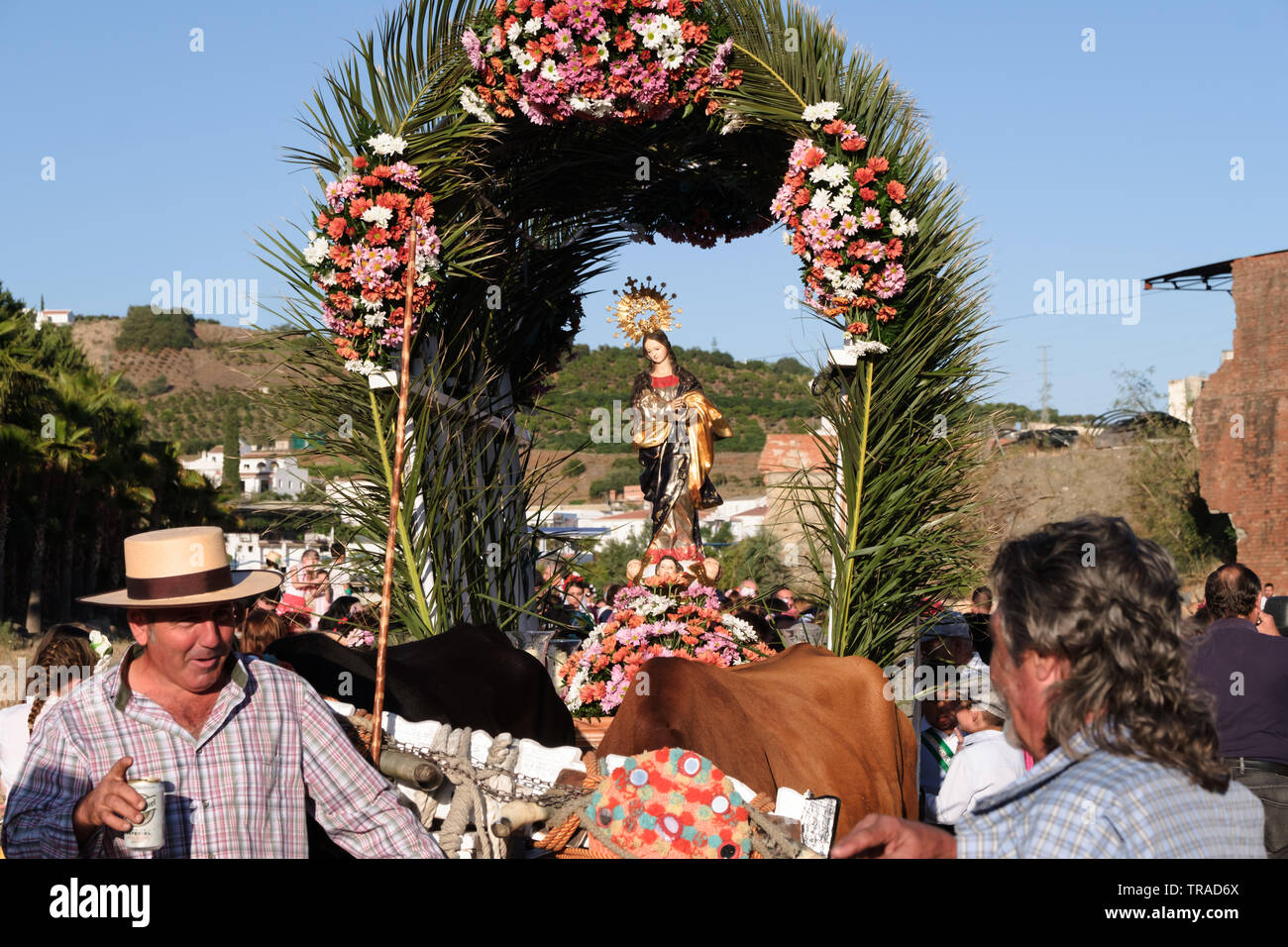 Benamargosa Romeria 2019. Gli abitanti di un villaggio di compiere un pellegrinaggio lungo il letto del fiume secco nel villaggio di Benamargosa per onorare la Vergine del purista. Foto Stock