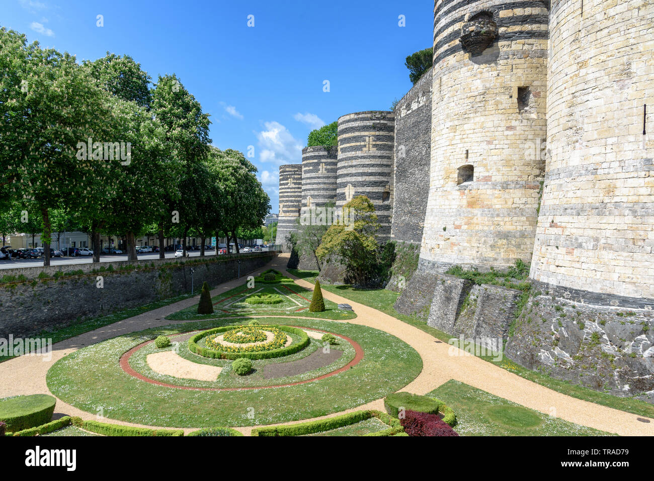 Il giardino del Château d'Angers su una soleggiata giornata di primavera nella Valle della Loira, Francia Foto Stock