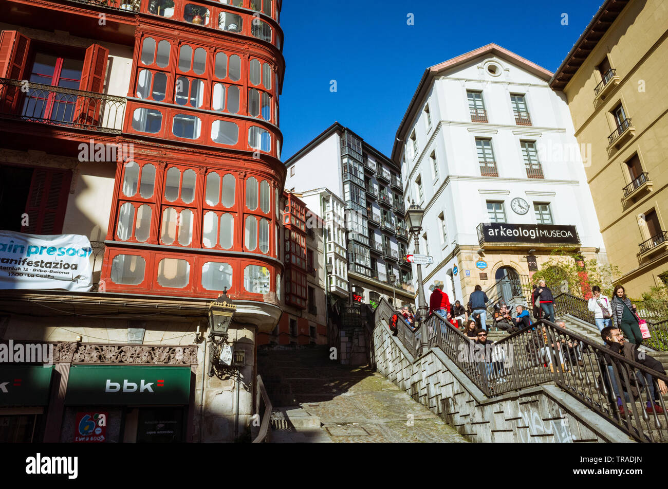 Bilbao Biscay, Paesi Baschi, Spagna : persone a Miguel de Unamuno piazza nel Siete Calles (Sette Strade) o Casco Viejo (città vecchia) , il medieva Foto Stock