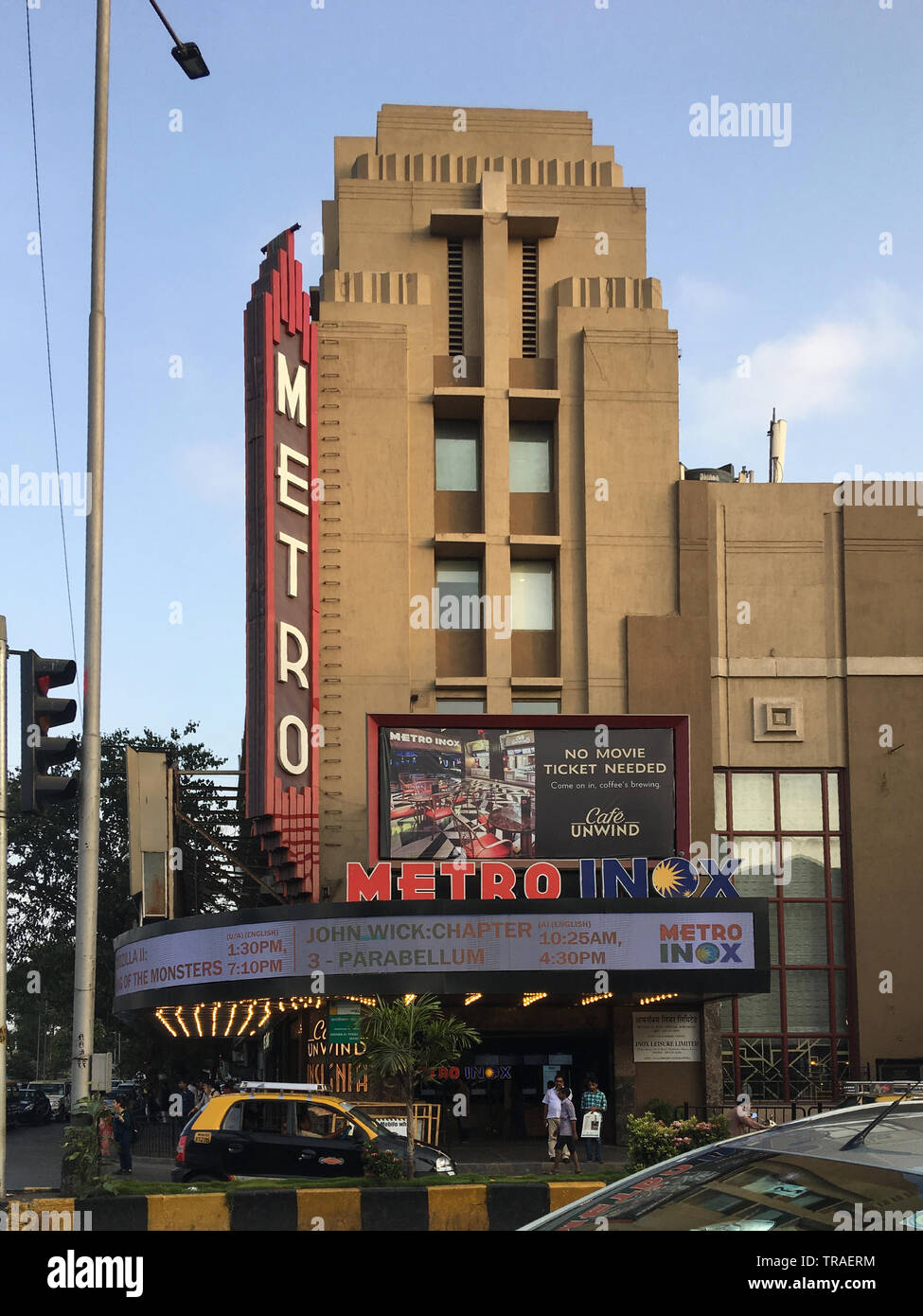 31 Mar 2019 Cinema Metro è Art Deco Heritage movie theater in Mumbai costruito nel 1938 in Mumbai India Maharashtra Foto Stock