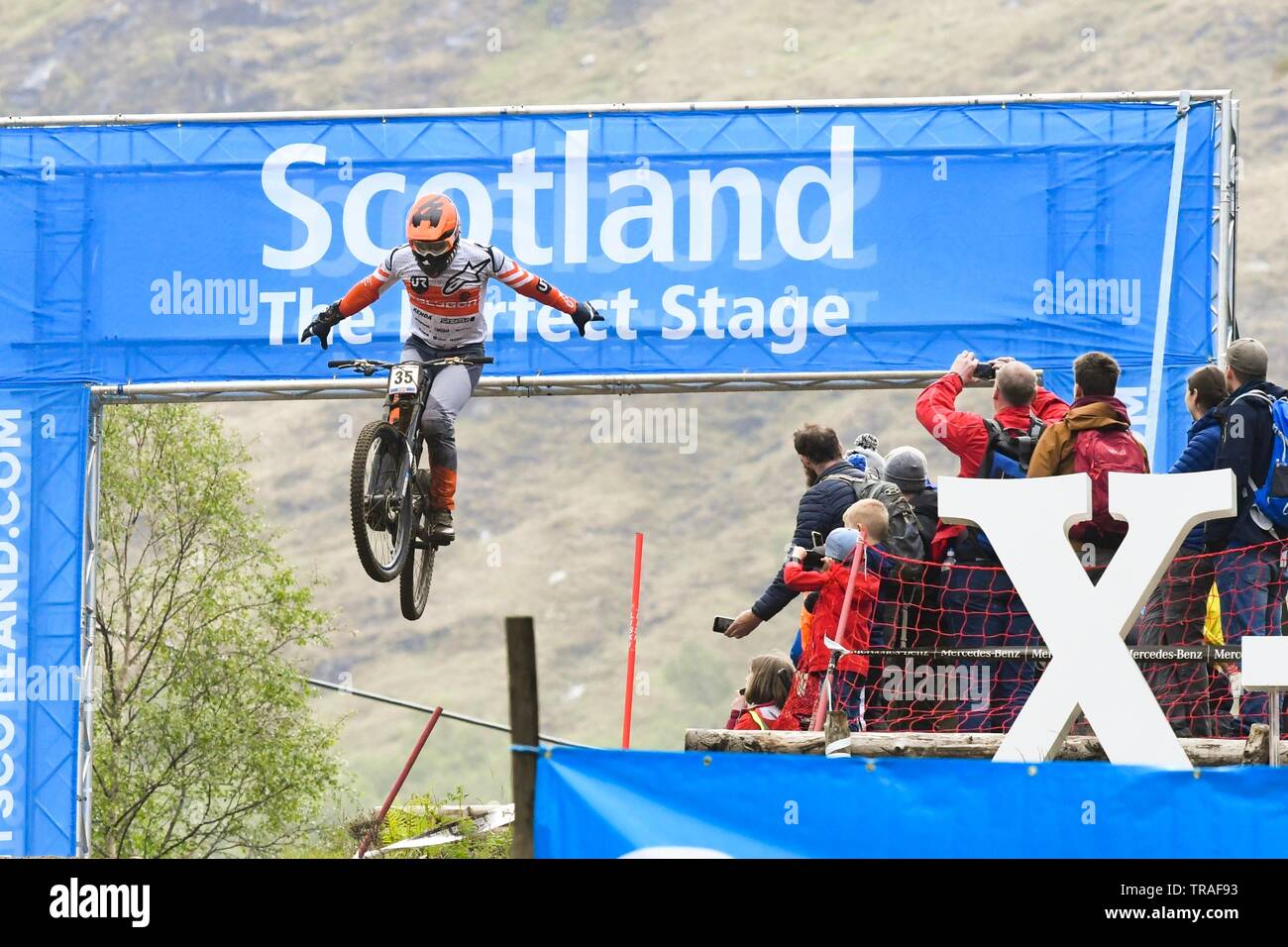 UCI Mountain Bike World Cup, Fort William, Scotland, Regno Unito - 1 Giugno 2019: Michael Hannah tira la sua firma "suicide no hander' spostare sul suo modo di qualifica per gli uomini d'Elite domani finale Credito: Kay Roxby/Alamy Live News Foto Stock