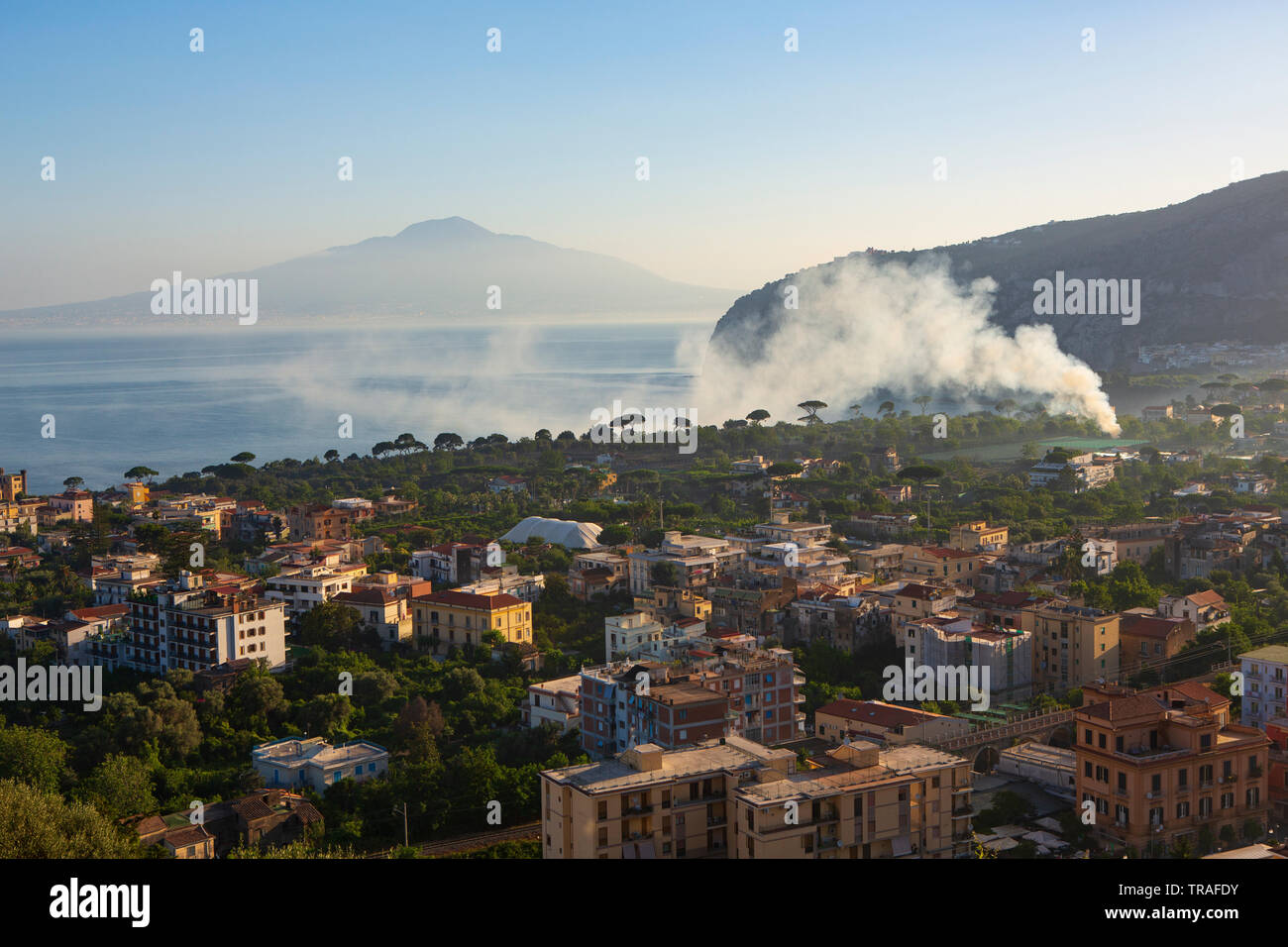 Sorrento, una cittadina che si affaccia sulla baia di Napoli in Italia meridionale. Il Vesuvio sullo sfondo. Foto Stock