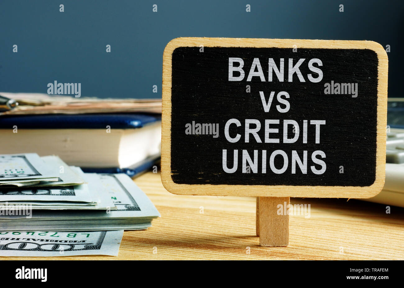 Banche vs le unioni di credito concetto. Denaro e ledger. Foto Stock